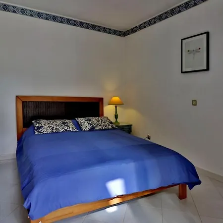 Βίλα Sleeps 8 With Pool Air Con And Wifi
